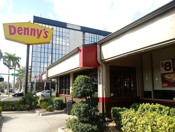 En el lugar donde funcionó el histórico Denny’s, se proyecta una torre residencial de 18 pisos y 175 departamentos (Foto: Miami New Times)