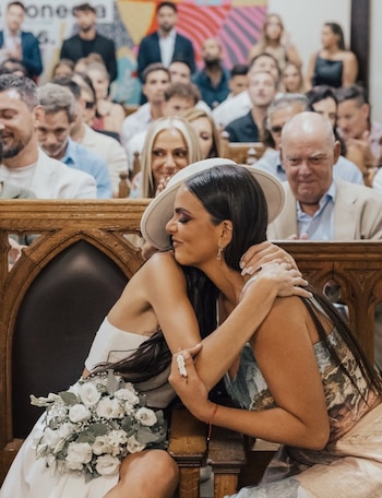 El abrazo de hermanas en