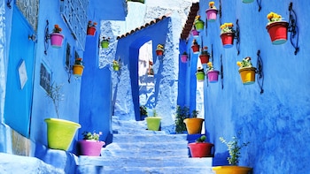 Las seis ciudades monocromáticas más originales del mundo: poblaciones donde el azul, el amarillo o el ocre lo tiñen absolutamente todo