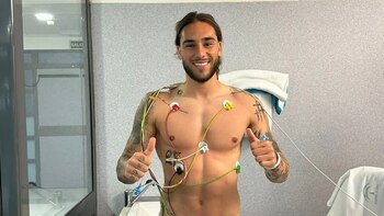 Gudelj posa en el hospital