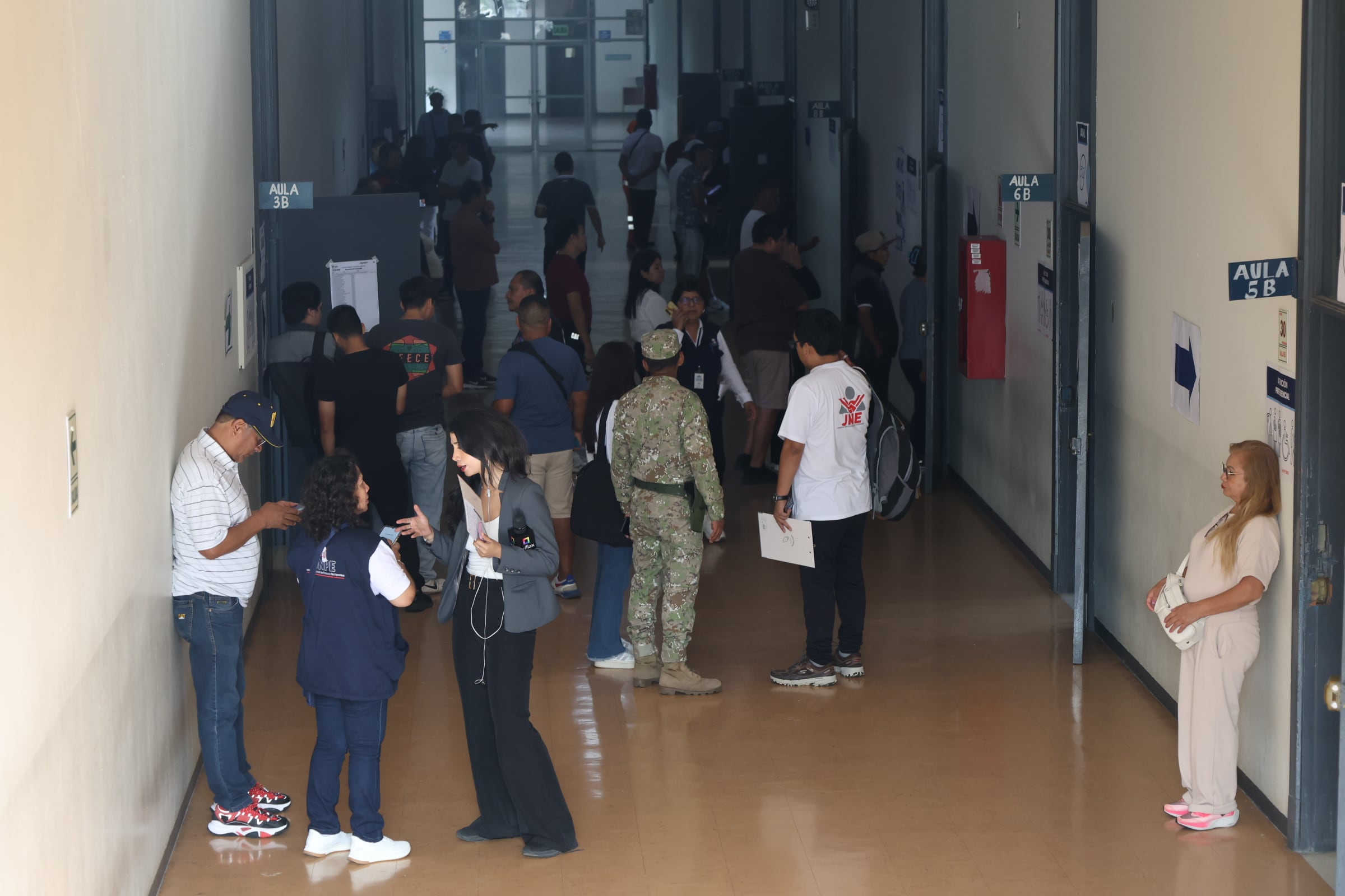 En el campus de la UNMSM, votantes y personal de ONPE y JNE enfrentan demoras en la instalación de mesas debido a la escasez de material electoral y la ausencia de miembros de mesa. (Paula Díaz Elizalde)