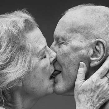 Una pareja se besa para