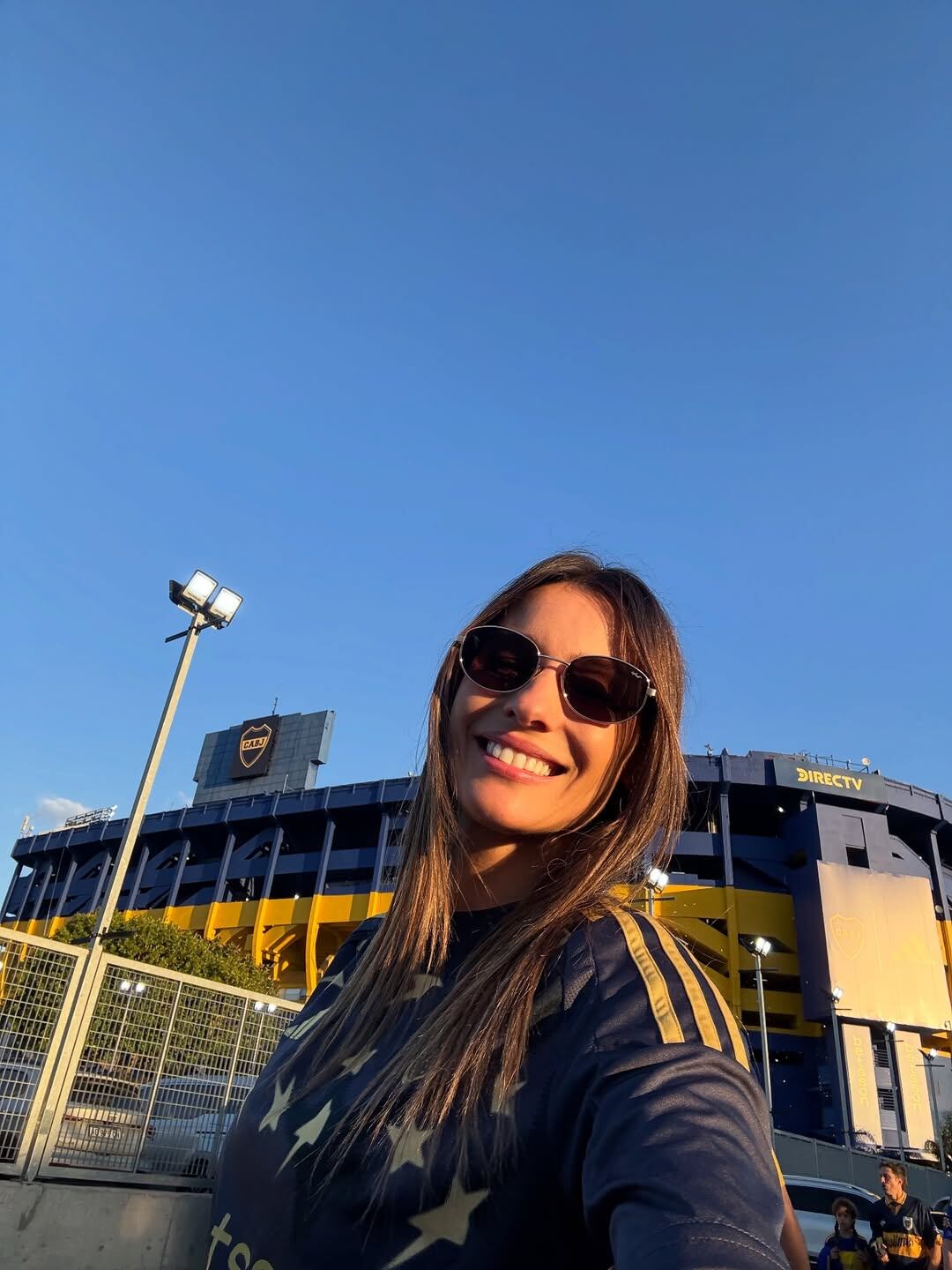 Con una gran sonrisa, la conductora compartió su alegría tras una jornada a puro fútbol