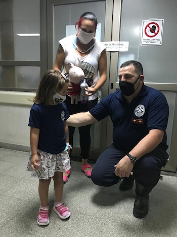 Bombero Ezequiel Ruiz de Lomas de Zamora con nena de 3 años.