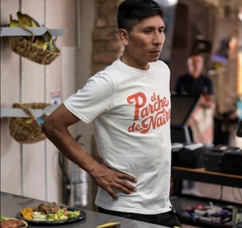 El ciclista colombiano Nairo Quintana en uno de sus restaurantes