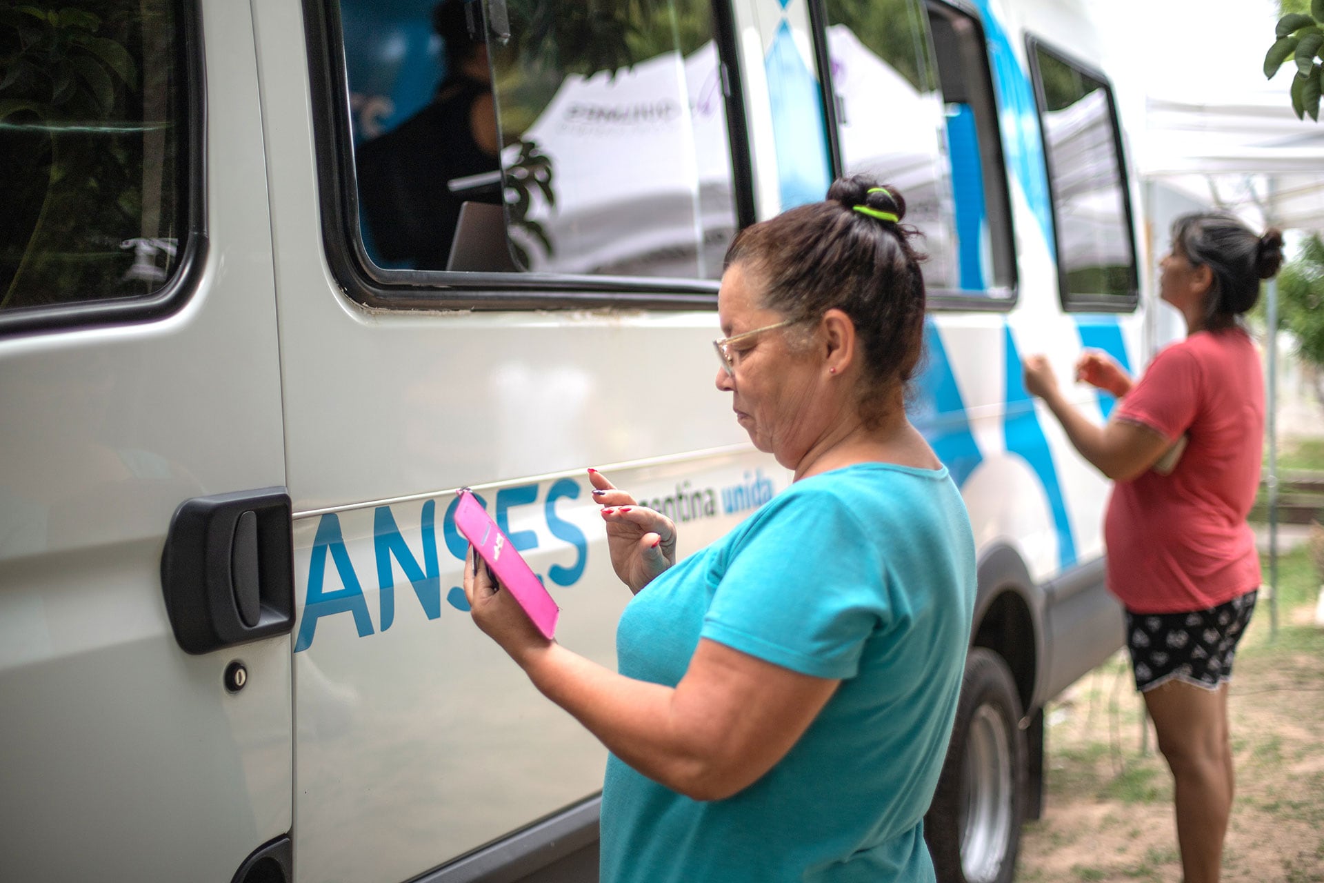 Jubilados y pensionados cobran el medio aguinaldo en diciembre, con fechas de pago determinadas por ANSES según la terminación del DNI