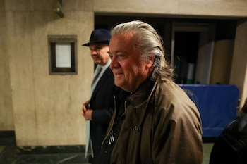 Un tribunal inferior decidirá si procede la anulación definitiva de la condena de Bannon, considerando las nuevas políticas de la administración federal (REUTERS/Brendan McDermid)