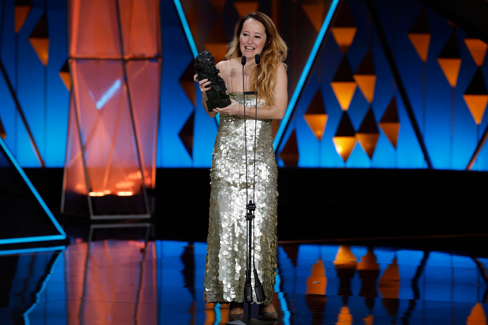BARCELONA, 28/02/2026.- Laia Ateca recibe el Goya a mejor dirección de arte por su trabajo en ´Sirat´, durante la ceremonia de entrega de los Premios Goya en su 40 edición, este sábado en el Auditorio Fórum CCIB de Barcelona. EFE/Alberto Estévez