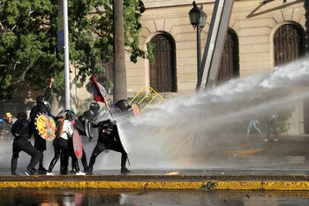 Manifestantes enfrentándose a la policía en Santiago, Chile. REUTERS/Ivan Alvarado TPX IMAGES OF THE DAY