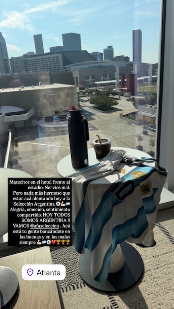 Camiseta de la Selección Argentina con el número 10, un termo negro, un mate con bombilla, y una vista a la ciudad de Atlanta con edificios; un texto aparece en recuadro