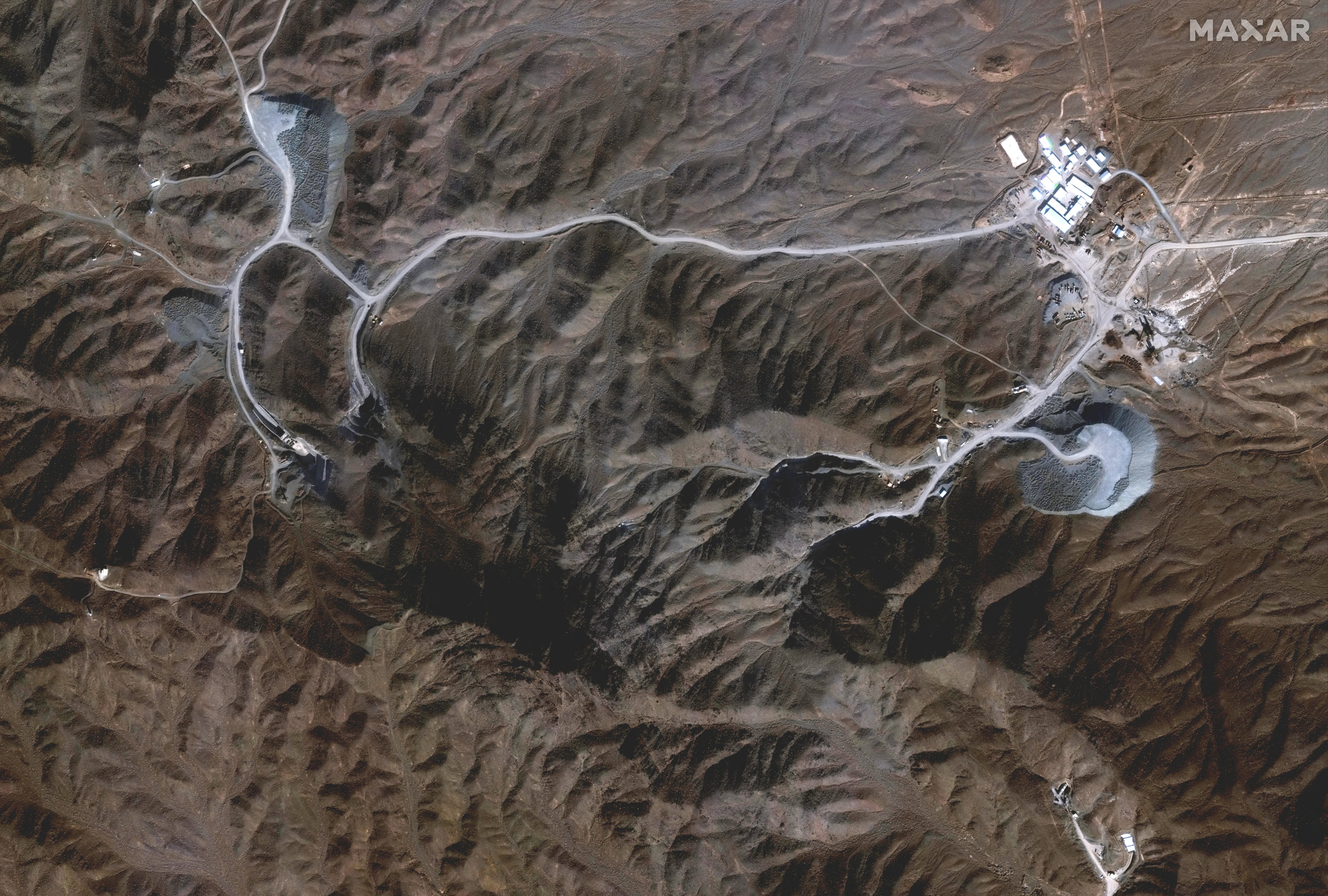 Esta imagen muestra el complejo de túneles cerca de la planta nuclear de Natanz (Maxar Technologies/Handout via REUTERS)