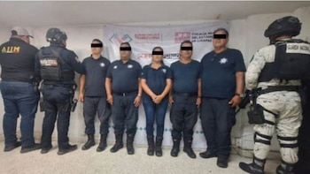 Detienen a cinco policías municipales