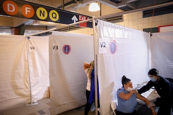 Las vacunas COVID-19 están disponibles en NYC para todos los residentes de los Estados Unidos que son mayores de 12 años (REUTERS)