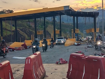 Peaje de Mondomo en Cauca destruido por ataque con explosivos en la madrugada del 8 de agosto de 2026 - crédito Cauca Hoy/Facebook