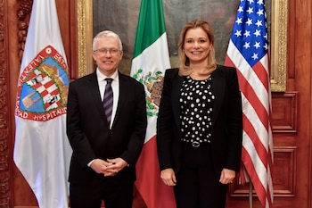 La gobernadora Maru Campos se reunió el 27 de junio de 2024 con Rafael Foley, cónsul de Estados Unidos en Ciudad Juárez, para analizar temas fronterizos, crisis migratoria y estrategias conjuntas. Acordaron mantener comunicación constante, fortalecer la seguridad y el desarrollo económico, y revisar oportunidades en comercio, inversión, educación y cultura. Participaron autoridades estatales y el equipo diplomático estadounidense.