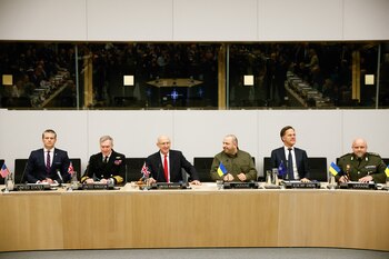 El secretario de Defensa del Reino Unido, John Healey, el secretario de Defensa de Estados Unidos, Pete Hegseth, el secretario general de la OTAN, Mark Rutte, y el ministro de Defensa de Ucrania, Rustem Umerov, asisten a una reunión del Grupo de Contacto de Defensa de Ucrania en vísperas de una reunión de ministros de Defensa de la OTAN en la sede de la alianza en Bruselas, Bélgica, el 12 de febrero de 2025. REUTERS/Johanna Geron
