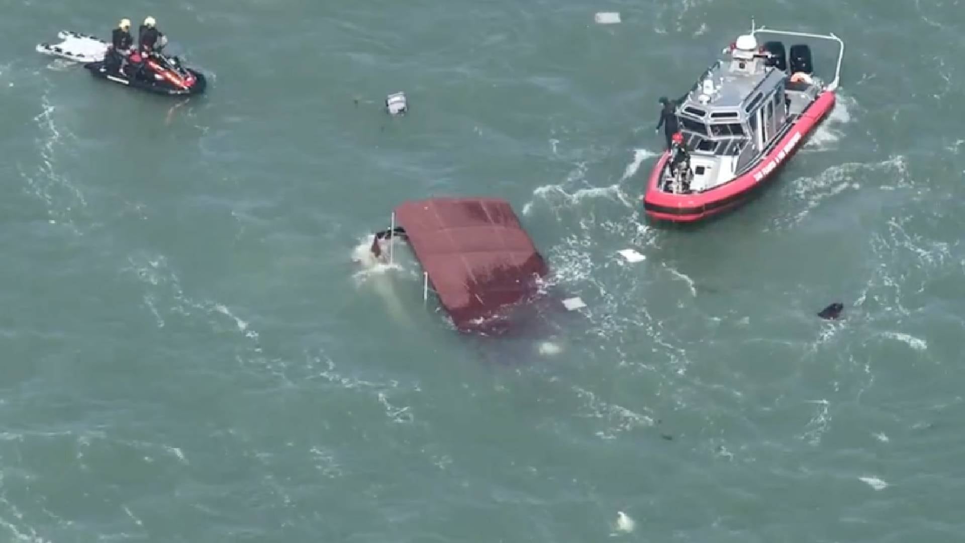 Una lancha de paseo de tres pisos se hundió cerca de Alcatraz, en la bahía de San Francisco, durante un servicio memorial familiar con 20 personas a bordo (X)