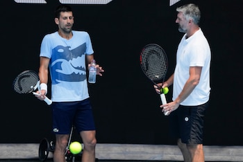 Novak Djokovic gesticula junto a su entrenador Goran Ivanisevic durante un entrenamiento. (AP Foto/Mark Baker)