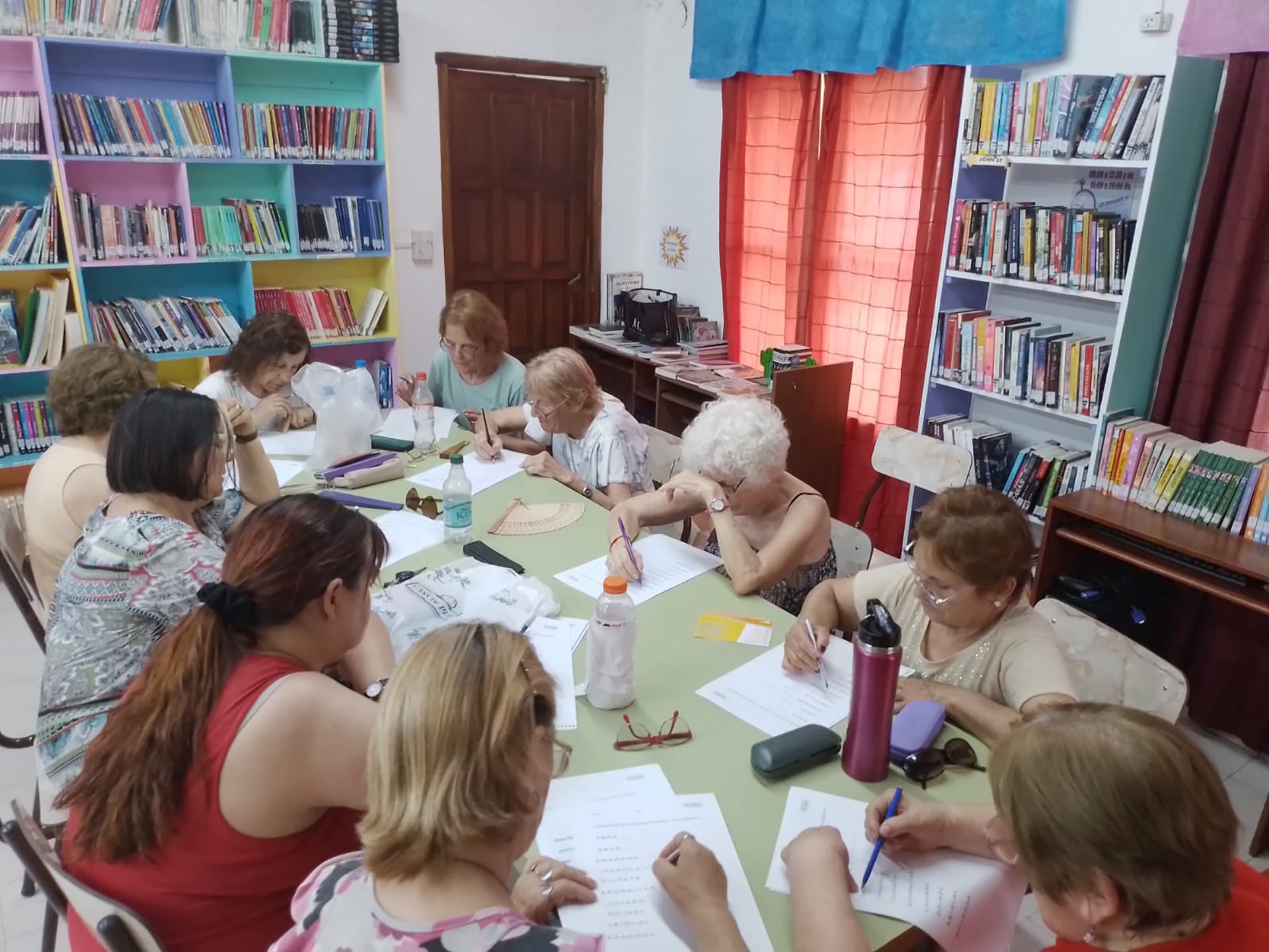 Talleres abiertos a la comunidad convierten a la biblioteca en un espacio de encuentro intergeneracional.