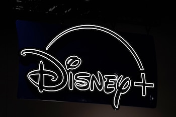 Con su plataforma que ofrece películas y series originales, Disney+ busca hacerle competencia a Netflix. (REUTERS/Bing Guan)