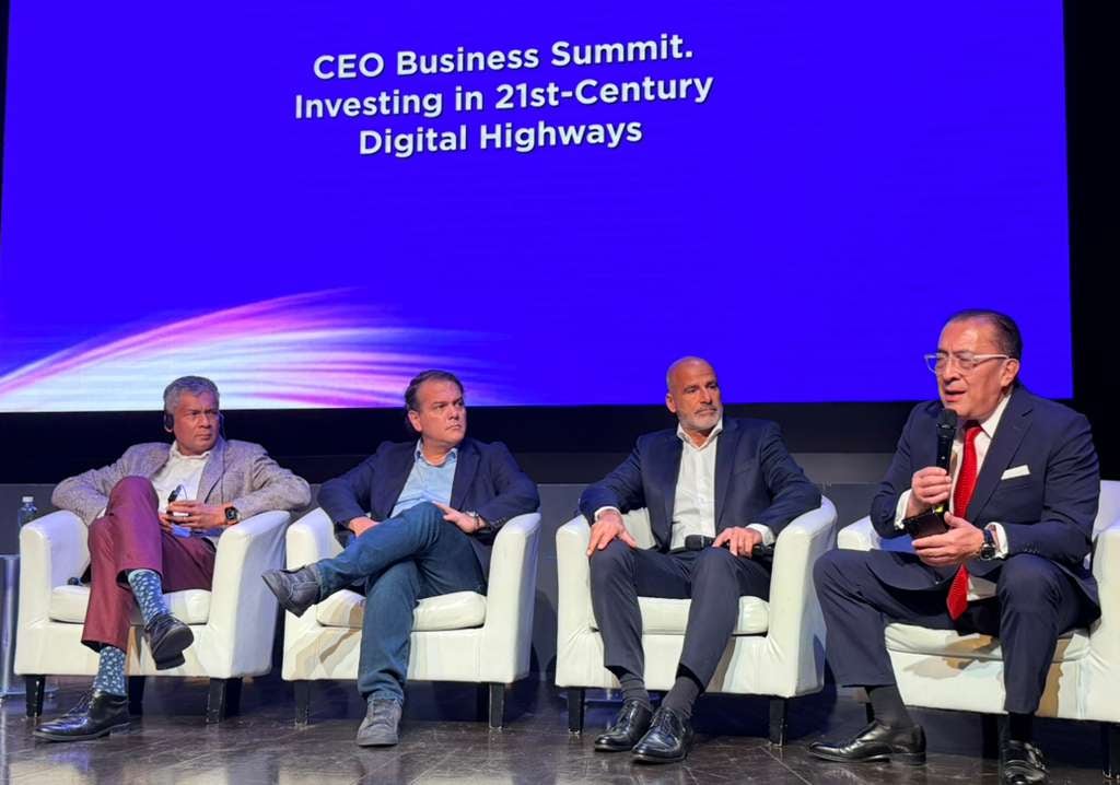 De izquierda a derecha: Balan Nair, presidente y CEO de Liberty Latin América, Marcelo Benítez, CEO de Millicom, Roberto Nobile, CEO de Telecom Argentina, y Jorge Fernando Negrete Pacheco, presidente de DPL Group, intervienen en el Digital Summit Latam 2026.