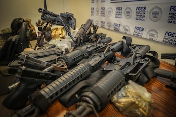En la esquina superior izquierda se observa la famosa Minimi, un arma exclusiva y difícil de ver en los decomisos de los criminales. Crédito: FGEO