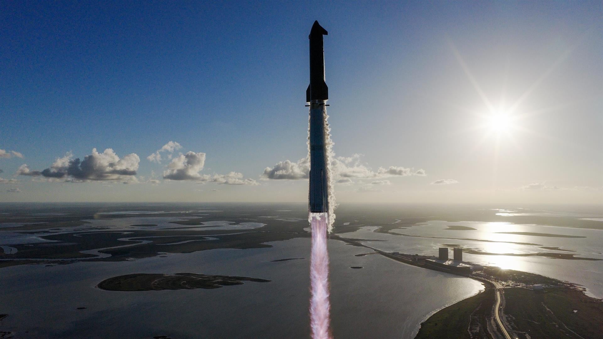 Dos simuladores Starlink analizarán el escudo térmico de la nave y transmitirán imágenes a los operadores para validar la protección (SpaceX)