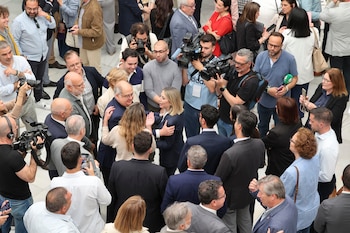 La presidenta en funciones y candidata a la reelección, María Guardiola, es felicitada tras ser investida presidenta este miércoles en la Asamblea regional. (EFE/ Jero Morales)