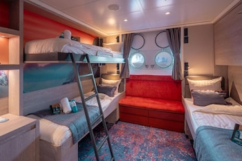 El crucero cuenta también con camarotes triples con literas y ventanas de ojo de buey. (Handout / AFP)