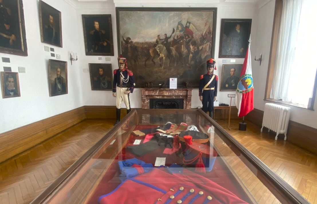 La Casa Museo de Boulogne-sur-Mer conserva la habitación donde murió San Martín, las escaleras de cedro y un florero de papel regalado por una de sus nietas en 1839 (Infobae en Vivo)