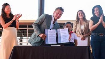 Cobertura médica universal para niñas y niños en escuelas de Jalisco. El programa Seguro Médico Al Estilo Jalisco beneficiará a 1,6 millones de estudiantes. Pablo Lemus Navarro anunció el decreto de protección médica infantil. Afiliación automática a la red de salud estatal para la infancia jalisciense. Autoridades estatales y municipales presentes en la firma del decreto. (Cortesía Gobierno de Jalisco)