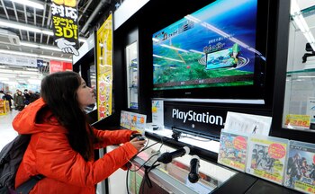 Una muchacha japonesa prueba juega