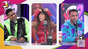 Una mujer y dos hombres sentados en un estudio de televisión, cada uno con un micrófono. La mujer viste un traje rojo y azul de Spider-Man