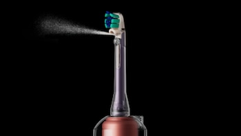 Crean un cepillo dental con cámara: transmite en vivo y sirve para la limpieza interdental