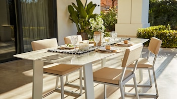 Muchas mesas modernas son de