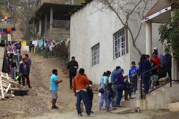 Foto de archivo. Migrantes centroamericanos deportados de Estados Unidos se observan en el refugio Embajadores de Jesús, situado en Tijuana, México. 13 de abril de 2021. REUTERS/Jorge Duenes