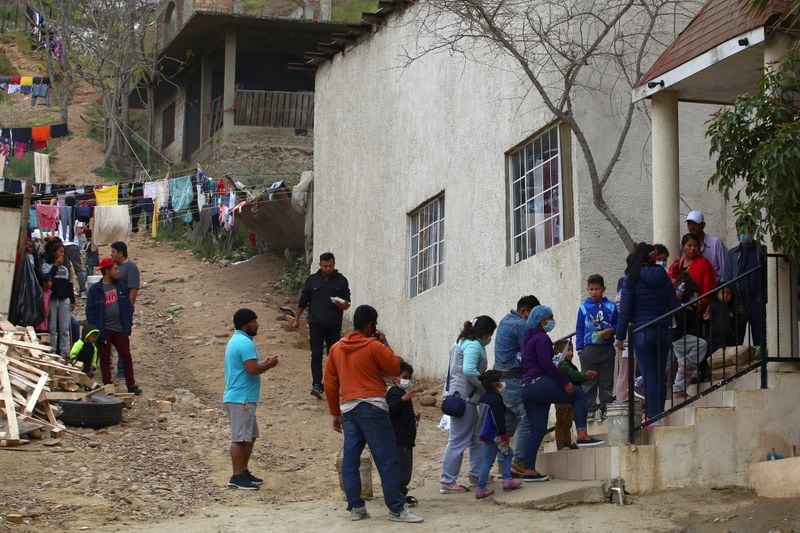 Foto de archivo. Migrantes centroamericanos deportados de Estados Unidos se observan en el refugio Embajadores de Jesús, situado en Tijuana, México. 13 de abril de 2021. REUTERS/Jorge Duenes