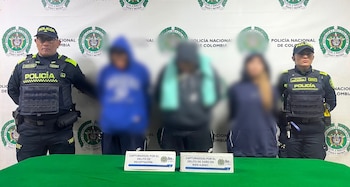 Los detenidos quedaron señalados por receptación, violencia contra servidor público y daño en bien ajeno, y la camioneta llevaba placas que no correspondían a las originales - crédito Mebog