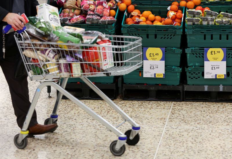 FOTO DE ARCHIVO. Una persona empuja un carrito de la compra dentro de una sucursal de un supermercado Tesco Extra en Londres, Reino Unido. 10 de febrero de 2022. REUTERS/Paul Childs