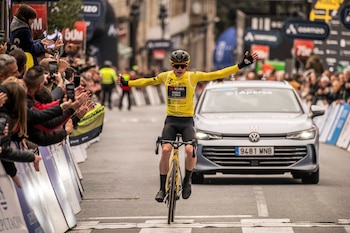 El ciclista del equipo Visma-Lease a Bike, Jonas Vingegaard, llega vencedor a meta. El danés debió ser hospitalizado tras una dura caída en la Vuelta al País Vasco (EFE/Brais Lorenzo)