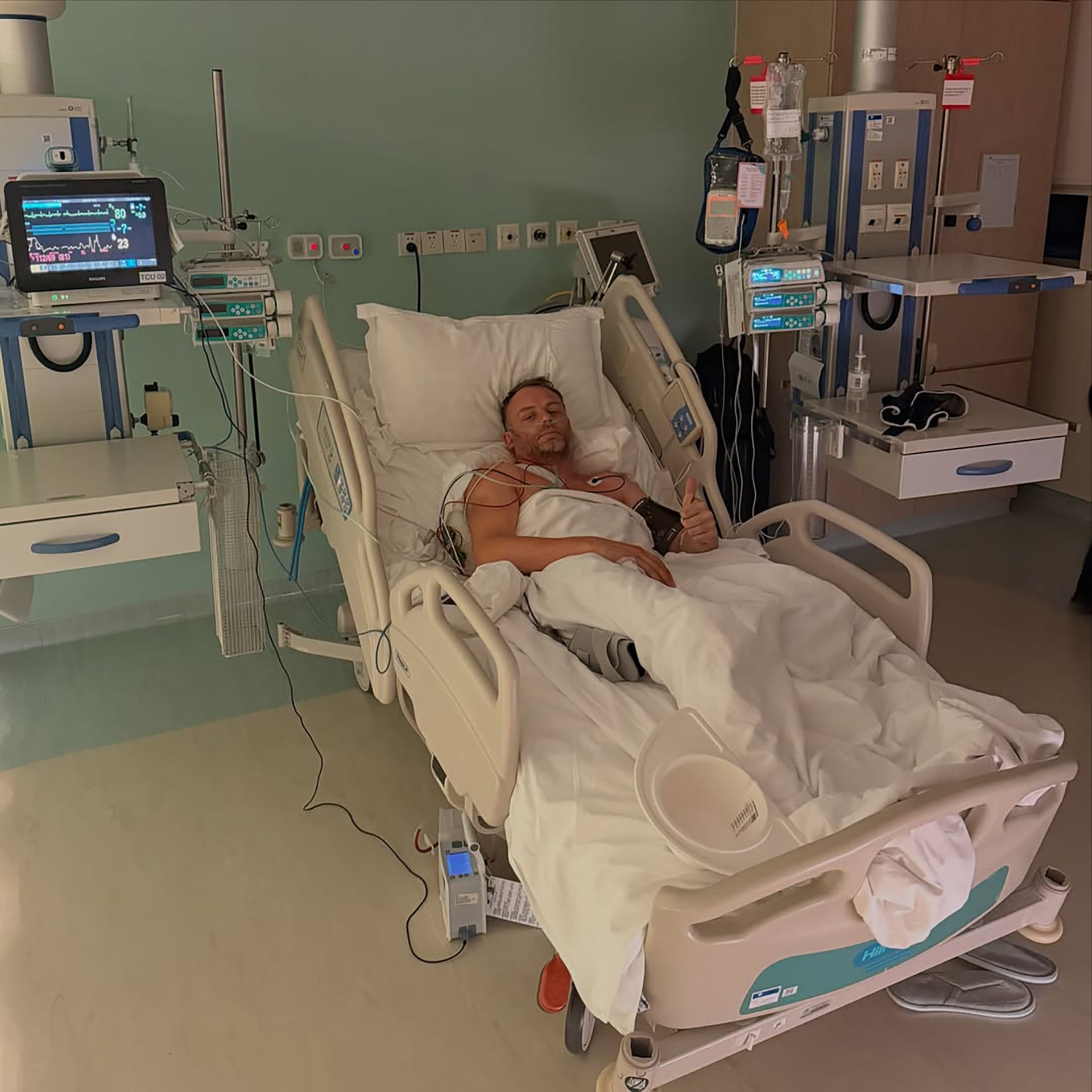 El piloto de Optimum Motorsport, Ollie Millroy, permanece en la cama de un centro médico conectado a monitores de control.