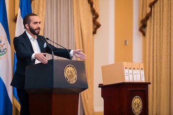 Nayib Bukele muestra, en una