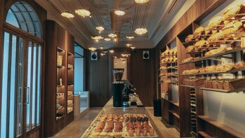 La cafetería que triunfa en Copenhague y Nueva York abre en Madrid: bollos de cardamomo y café de especialidad en un antiguo taller de orfebrería