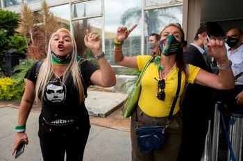 Simpatizantes del presidente brasileño, Jair Bolsonaro, gritan hoy consignas contra las cuarentenas durante una rueda de prensa del saliente ministro de Salud, General Eduardo Pazuello y su reemplazo, Marcelo Queiroga, en la sede del Ministerio en Brasilia (Brasil). EFE/ Joédson Alves