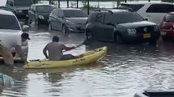 Hombre transportándose en Kayak en
