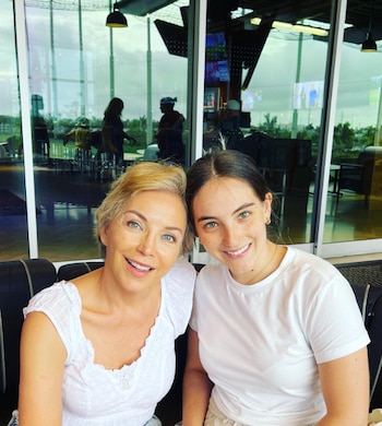 María, hija de Laura Flores