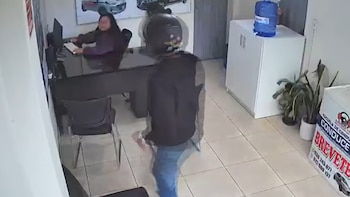 Sicario irrumpe en escuela de manejo en Ate y dispara contra joven trabajadora: local no había recibido amenazas previas