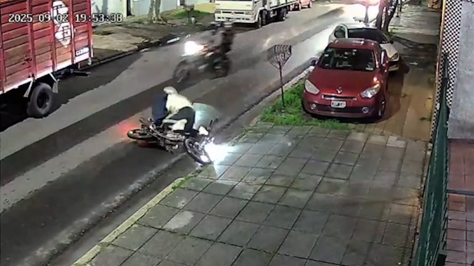 El ladrón que viajaba de acompañante resultó herido y continúa internado en el hospital Balestrini de Ciudad Evita.