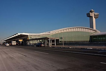 Las autoridades aconsejan llegar con mayor anticipación durante la temporada alta de verano.