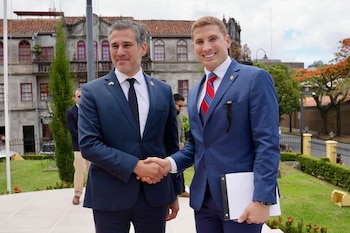 El ministro de Comercio Exterior de Costa Rica y el presidente de PROCOMER dieron la bienvenida oficial al subsecretario de Estado para Crecimiento Económico de Estados Unidos, Jacob Helberg. (Cortesía: Ministro Manuel Tovar)